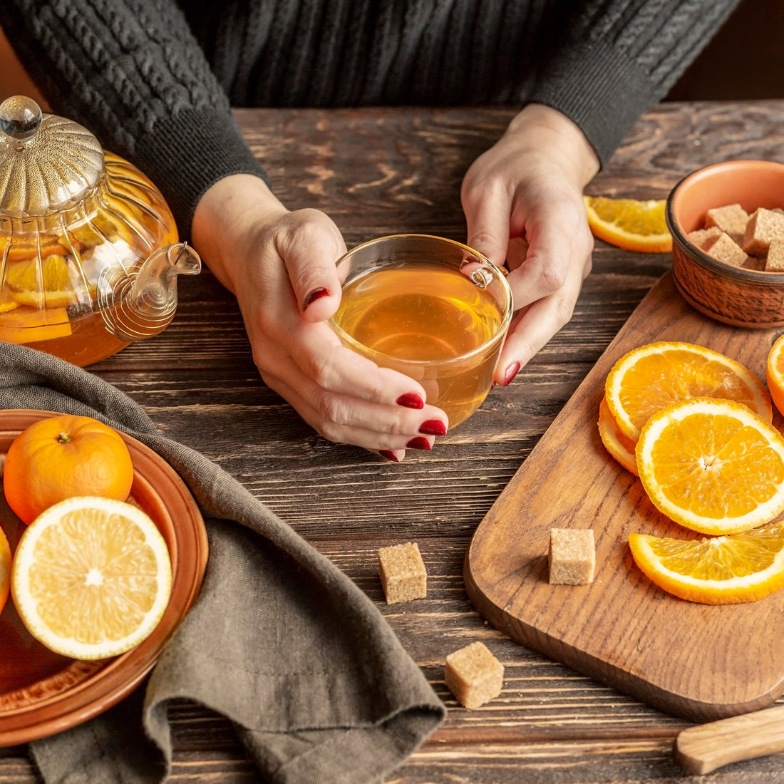 femme qui tient tasse, ambiance automne